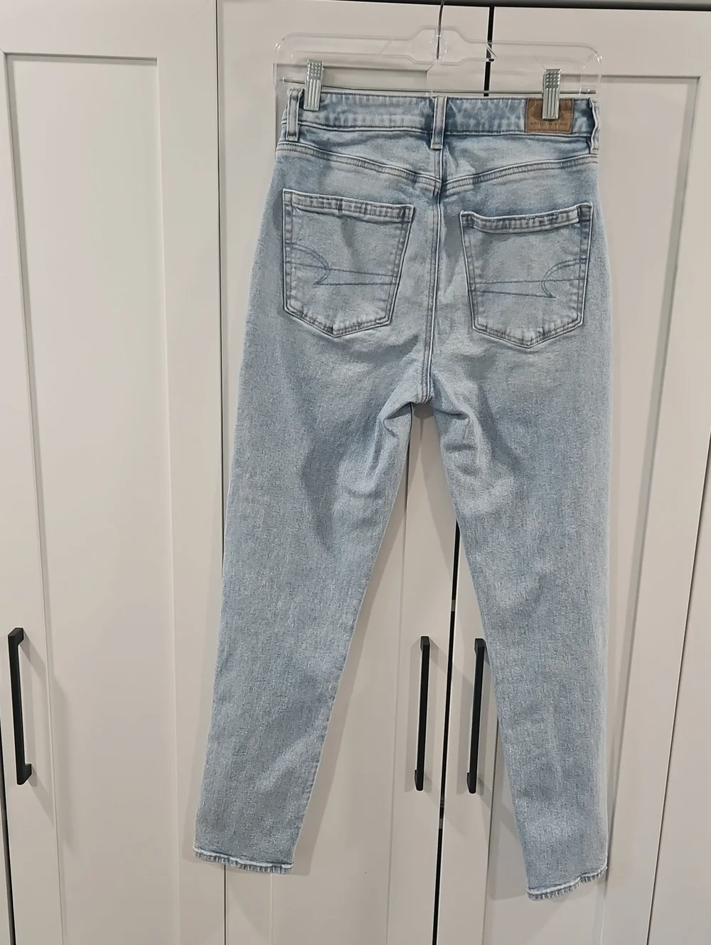 American Eagle Outfitters Light Wash High-Rise Women's Jeans. Size 2. L